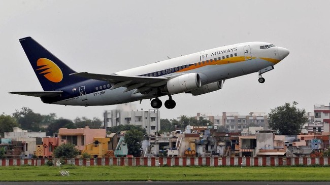 Jet Airways menangguhkan seluruh penerbangannya sampai batas waktu yang tidak ditentukan, setelah konsorsium bank BUMN India gagal menyuntikkan modal.