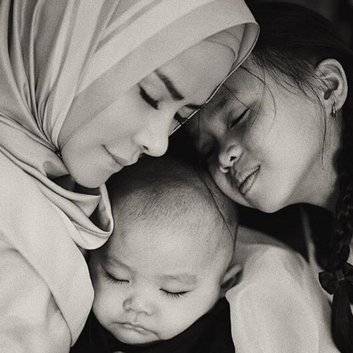 <p>Adem banget ya, Bun, melihat foto Angel yang satu ini. (Foto: Instagram/ @angellelga)  </p>