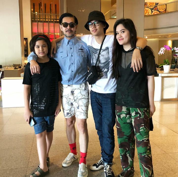<p>Ayah yang awet muda banget ya, Bun. Saat foto bareng, Ferry Salim dan anak-anaknya kayak kakak-adik deh, hi-hi-hi. (Foto: Instagram/ferrysal1m)</p>
