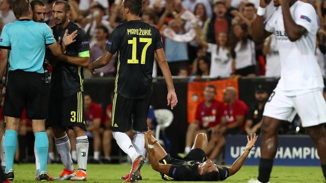 Kakak Cristiano Ronaldo, Katie Aveiro, murka melihat adiknya menangis usai mendapat kartu merah saat pertandingan Juventus melawan Valencia di Liga Champions.