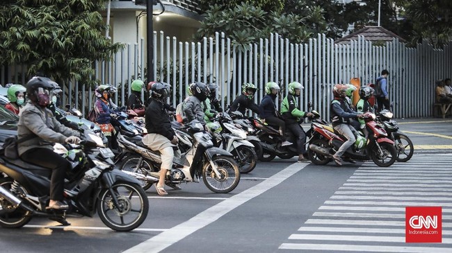 Sejumlah lampu rambu lalu lintas di sepanjang jalan di Jakarta terimbas pemadaman listrik.