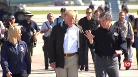 VIDEO: Dikritik, Trump Kunjungi Korban Badai Florence