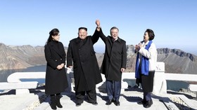 FOTO: Wujudkan Mimpi, Moon Daki Gunung dengan Kim Jong-un
