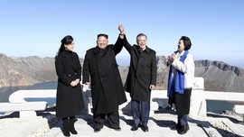 FOTO: Wujudkan Mimpi, Moon Daki Gunung dengan Kim Jong-un