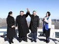 FOTO: Wujudkan Mimpi, Moon Daki Gunung dengan Kim Jong-un