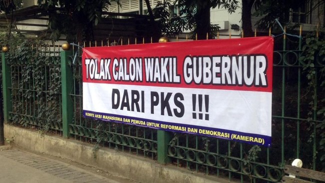 Satpol PP DKI Jakarta diminta untuk segera menurunkan spanduk bertuliskan tolak Wagub DKI dari PKS agar tak menimbulkan kegaduhan di tengah masyarakat.