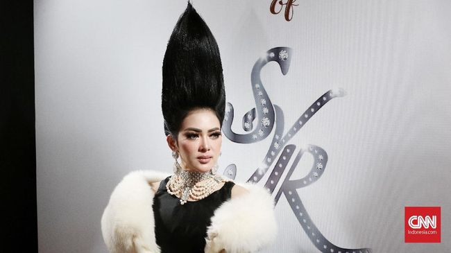 Syahrini mengakui pertama kali manggung adalah saat menjadi pembuka konser Padi dan Ari Lasso di depan para Bonek dan Slanker. Syahrini akui ia gemetaran.