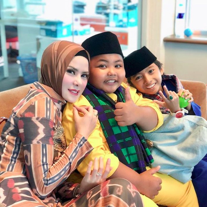 <p>Sama-sama mengisi sebuah acara TV, Angel Lelga juga kompak banget dengan dua artis cilik ini. (Foto: Instagram/ @angellelga)  </p>