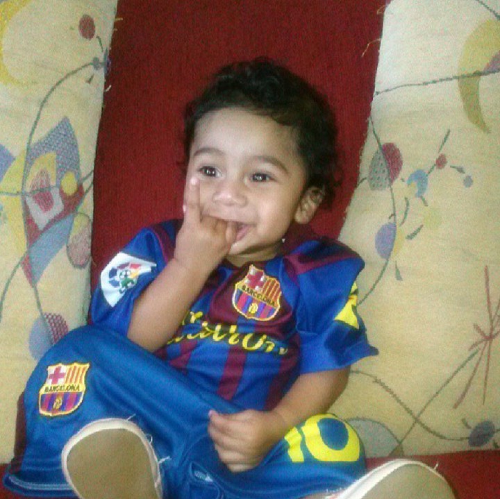 <p>Walau jersey-nya kegedean, yang penting tetatp cinta Barca ya, Nak. He-he-he. (Foto: Instagram/tierno13srb)</p>