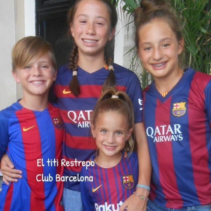 <p>Wah, kompakan sama teman-teman pakai jersey Barcelona FC seruju juga lho. (Foto: Instagram/eltitirestrepo)</p>
