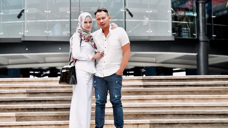 Vicky Enggan Ceraikan Angel Bila Benar Hamil Isu kehamilan Angel Lelga membuat Vicky Prasetyo enggan meneruskan proses perceraian mereka di Pengadilan Agama Jakarta Selatan.