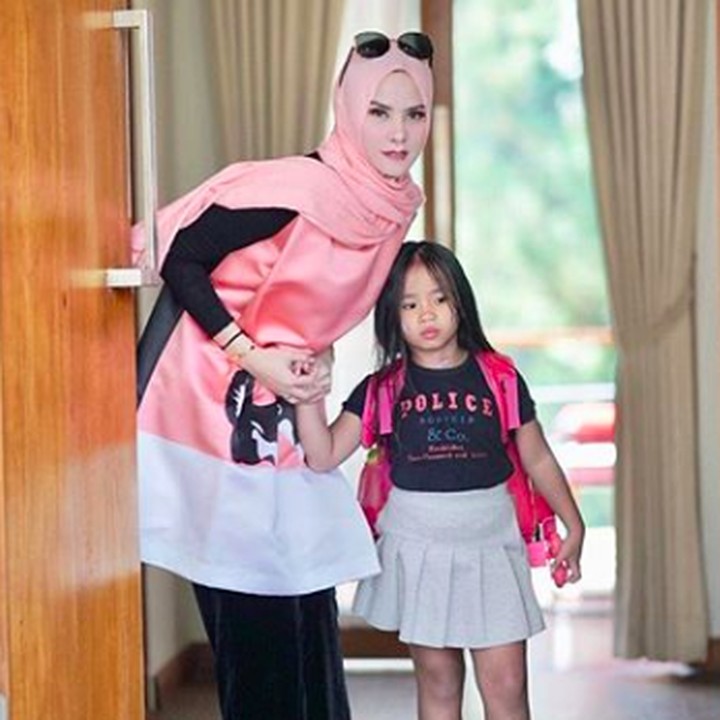 <p>Busana dan gayanya sama-sama kece deh. (Foto: Instagram/ @angellelga)</p>