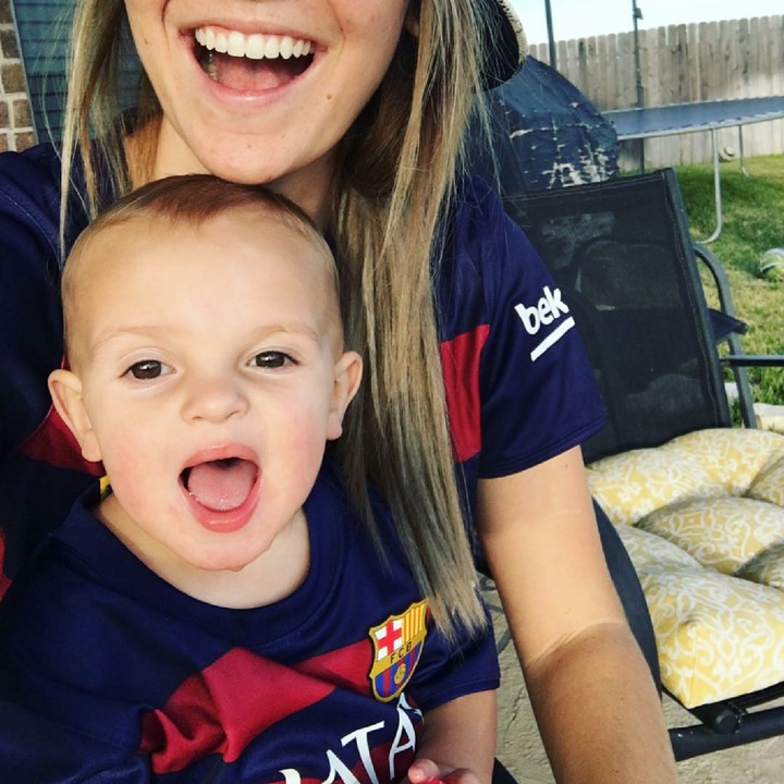 <p>Bunda dan si kecil kompak bakai jersey klub kesayangan? Kenapa nggak. (Foto: Instagram/sierra_markellg)</p>