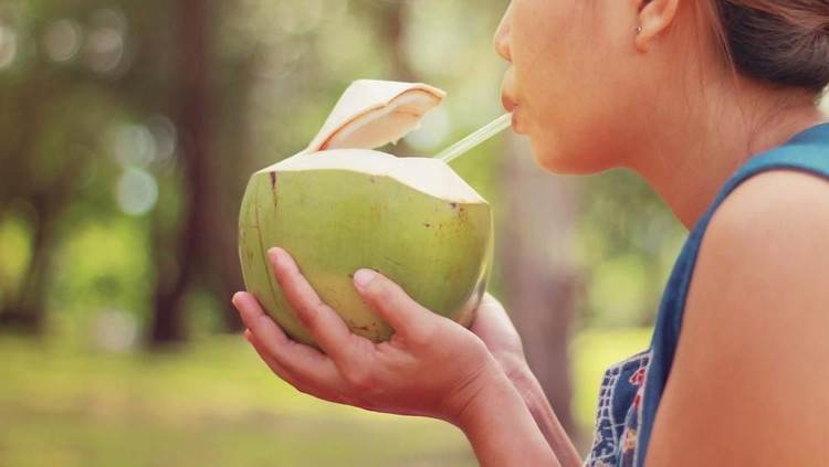 Saat hamil, ada beberapa ibu hamil yang mendengar anjuran minum air kelapa. Alasannya supaya ketubannya bersih. Benar begitukah?