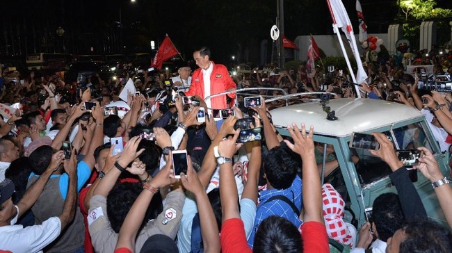 Pendukung pasangan calon presiden Joko Widodo dan Ma'ruf Amin menyambut baik nomor urut 1 yang diperoleh jagoan mereka.