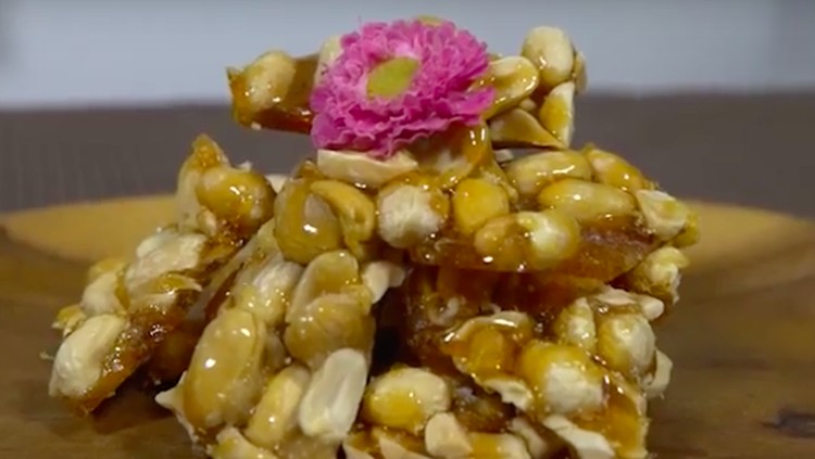 Nougat kacang si jajajan jadul ternyata mudah dibuat hanya dengan menggunakan tiga jenis bahan. Coba bikin yuk, Bun.