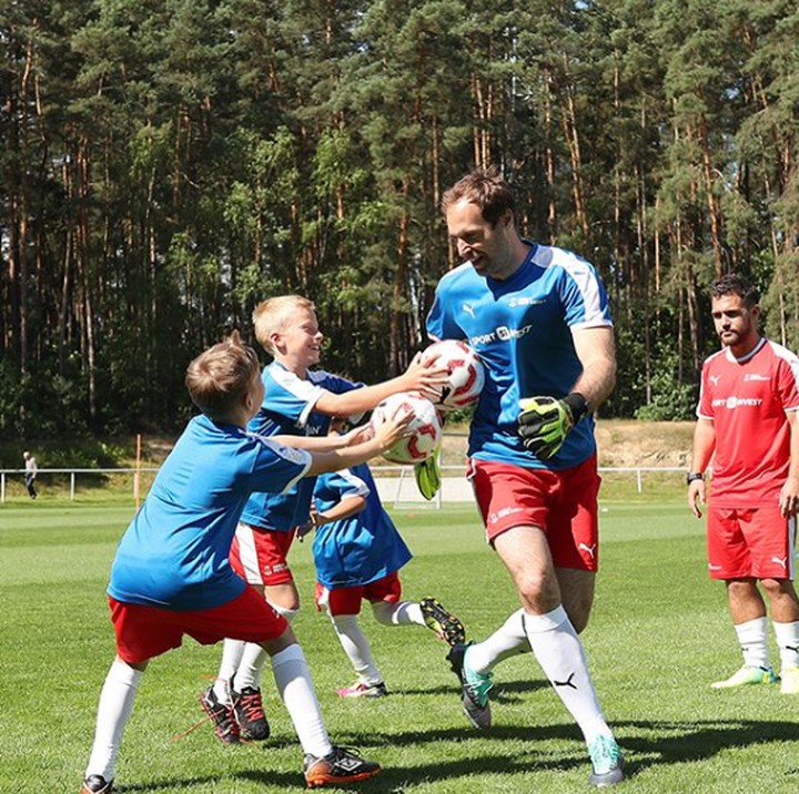Kiper tim Arsenal, Petr Cech adalah sosok yang dekat dengan anak-anak. Mari intip fotonya, Bun.