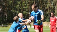 <p>Petr Cech, kiper Arsenal dikenal sangat dekat dengan anak-anak. Petr Cech bahkan memiliki akademi sepakbola sendiri untuk melatih anak-anak yang punya minat sepakbola. (Foto: Instagram @petrcech)</p>