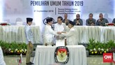 FOTO: Momen Jokowi dan Prabowo Ambil Nomor Urut Pilpres 2019 KPU telah mengundi nomor urut capres dan cawapres pemilu 2019. Jokowi-Ma'ruf mendapat nomor urut satu, sementara Prabowo-Sandiaga mendapat nomor urut dua.