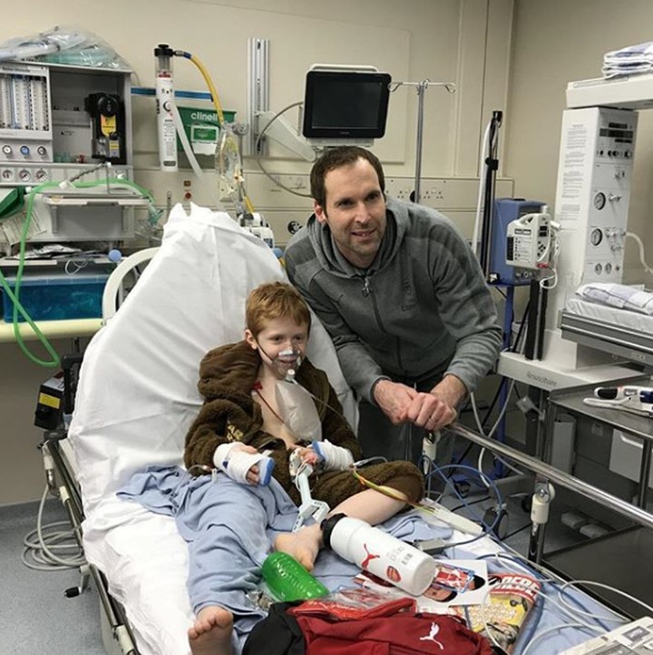 Kiper tim Arsenal, Petr Cech adalah sosok yang dekat dengan anak-anak. Mari intip fotonya, Bun.