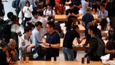 FOTO: Melihat Suasana Penjualan Perdana iPhone XS dan XS Max Apple secara resmi mulai menjual iPhone XS dan XS serta Apple Watch 4 di 30 negara. Antrian fanboy di beberapa negara mewarnai kemunculan iPhone baru.