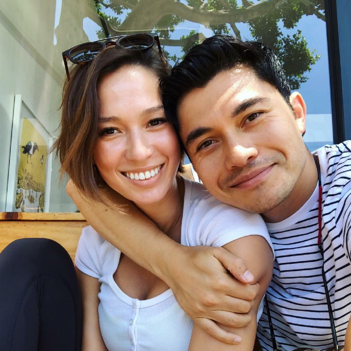 <p>Romantis tetap perlu meski sudah jadi pasangan suami istri. Ya kan, Bun? (Foto: Instagram/livvlo)  </p>