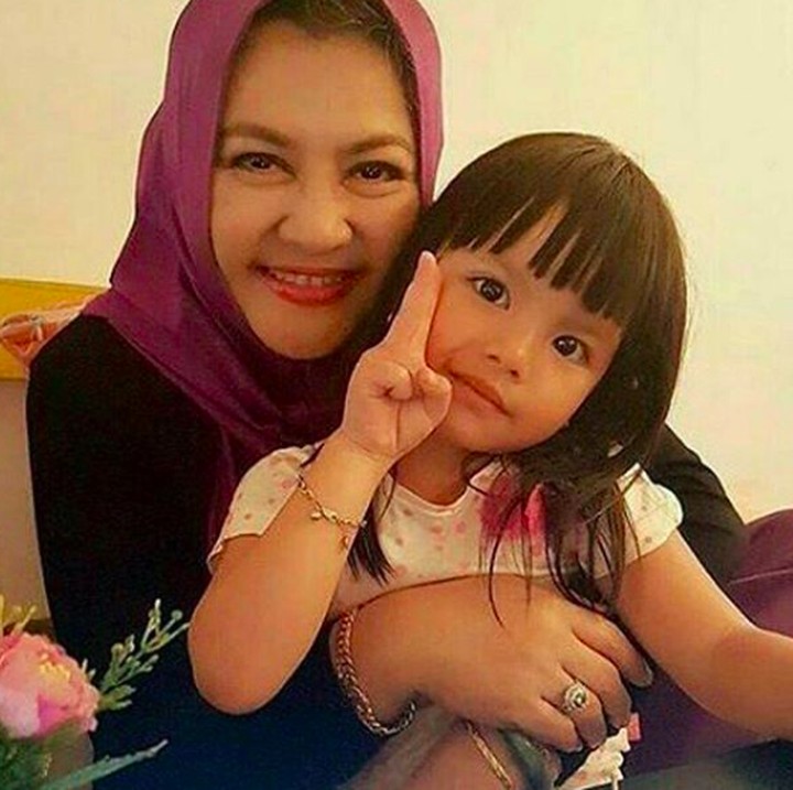 <p>Happy banget nenek Shakira, Emilia Contessa bisa menghabiskan waktu bareng cucu tercinta. (Foto: Instagram/ @senator_emiliacontessa)</p>