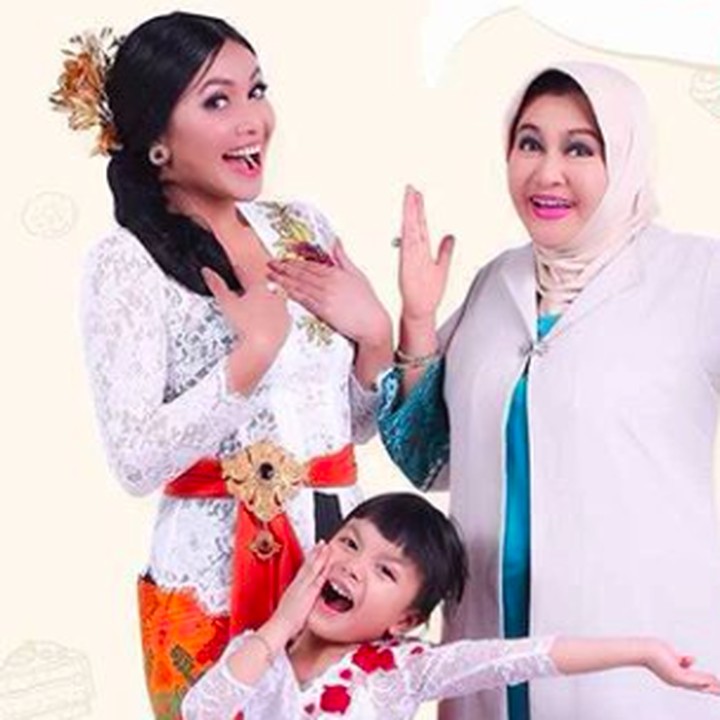 <p>Kompak nih, ketika nenek, anak, dan cucu jadi model untuk bisnis kuliner keluarga. He-he-he. (Foto: Instagram/ @senator_emiliacontessa)  </p>
