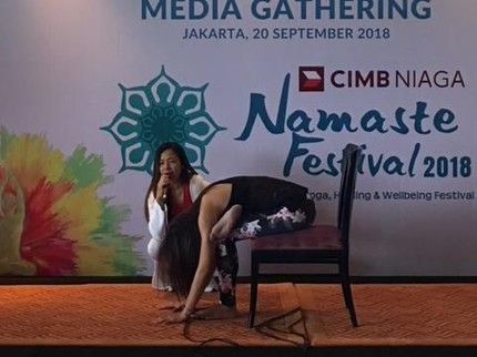 Mau Coba, Bun? 6 Gerakan Yoga yang Bisa Dilakukan di Kantor