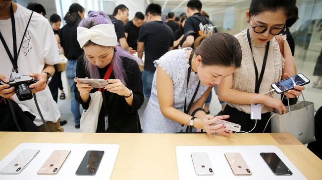 iPhone XR dibanderol Rp 15 juta, padahal ongkos produksinya hanya Rp5,1 juta, bos Apple jelaskan mengapa mereka menjual ponsel itu tiga kali lebih mahal.  
