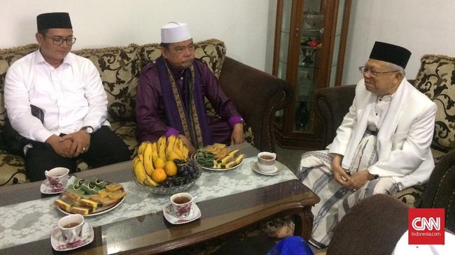 Resmi Cawapres, Ma'ruf Amin Minta Dukungan Eks Ketua MUI DKI Ma'ruf Amin mengunjungi eks Ketua MUI DKI Jakarta Munzir Tamam di kediamannya di Jakarta Timur. Ma'ruf minta doa dan dukungan Munzir di Pilpres.
