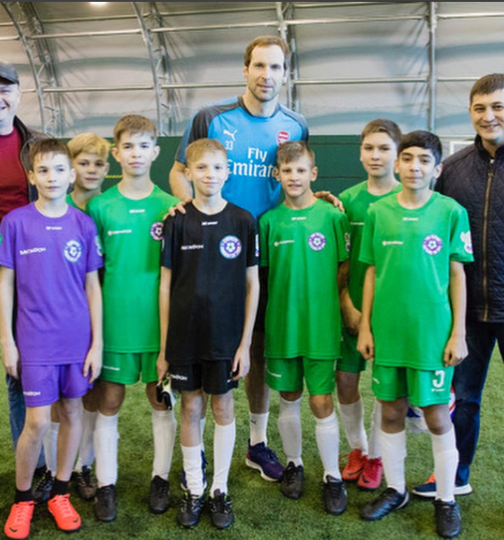 Kiper tim Arsenal, Petr Cech adalah sosok yang dekat dengan anak-anak. Mari intip fotonya, Bun.