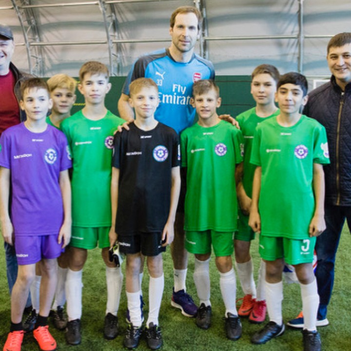 <p>Bersama murid-murid di akademi sepakbolanya nih. Happy! (Foto: Instagram @petrcech)</p>