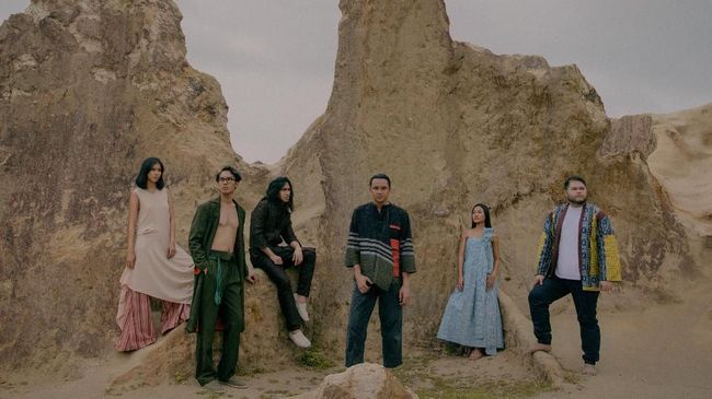 Proses pembuatan album kedua Barasuara sudah hampir selesai, namun band asal Jakarta itu ternyata memutuskan menunda rilisnya.