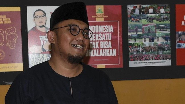 Dahnil mengatakan debat akan lebih efektif bila diselenggarakan di universitas-universitas terpilih, dan panelis diganti oleh mahasiswa dan akademisi.