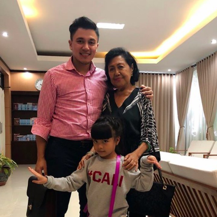 <p>Kata Enrico, dia dan si eyang uyut adalah bodyguard-nya Shakira, hi-hi-hi. (Foto: Instagram/ @enricotambunan)</p>