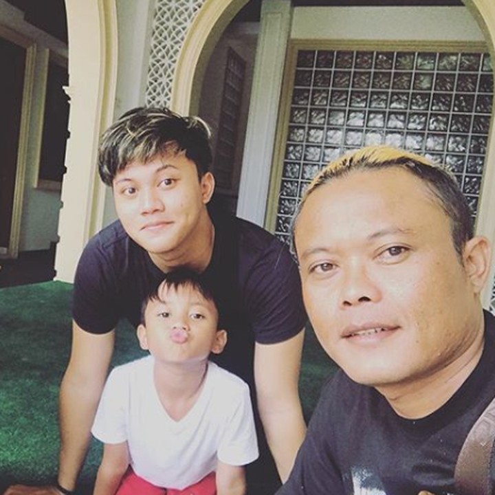 <p>Kompak foto bareng ayah dan adik-adiknya. Namun sayang, kurang lengkap tanpa kehadiran Ridwan dan Mama Lina. (Foto: Instagram @rizkyfbian)</p>