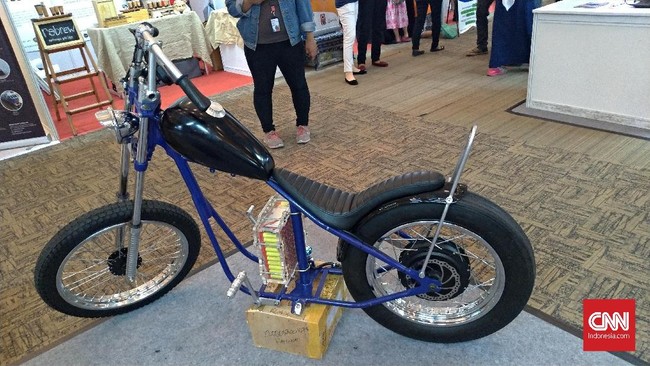 Motor retro bertenaga listrik bisa bergerak sejauh 80 kilometer dengan proses pengisian baterai dari kosong sampai penuh selama empat jam.