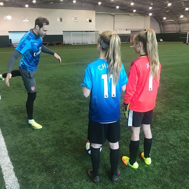 <p>Ketika mengunjungi akademinya, Petr Cech nggak segan melatih langsung murid-muridnya. (Foto: Instagram @petrcech)</p>