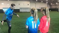 <p>Ketika mengunjungi akademinya, Petr Cech nggak segan melatih langsung murid-muridnya. (Foto: Instagram @petrcech)</p>
