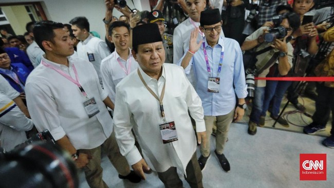 Saat meninggalkan Gedung KPU, Prabowo diiringi lagu 2019 Ganti Presiden yang diputar dari mobil orasi relawan pendukung pasangan calon Prabowo-Sandiaga Uno.