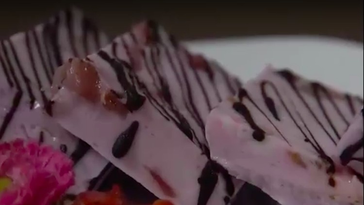 Bun, ada resep es krim gabus nih. Siapa Bunda yang sering membelinya saat di bangku sekolah dulu? Sekarang kita buat di rumah, yuk.