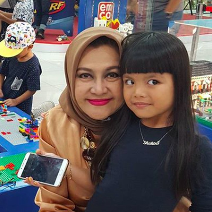 <p>Kata Emilia Contessa, beginilah ketika dia momong cucu, he-he-he. (Foto: Instagram/ @senator_emiliacontessa)</p>