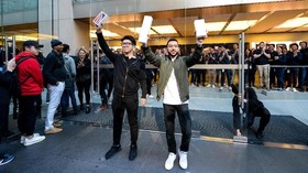 Ekspresi Bahagia Pemilik iPhone XS Max Pertama di Dunia