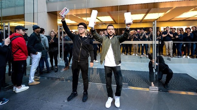 Setelah antri selama 11 hari, pria asal Inggris, Mazen Kourouche (21) menjadi orang pertama untuk tahun tahun berturut-turut sebagai pemilik iPhone terbaru.