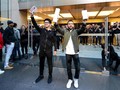 Ekspresi Bahagia Pemilik iPhone XS Max Pertama di Dunia