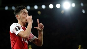 Arsenal Kalah, Oezil Lempar Jaket ke Arah Manajer Everton