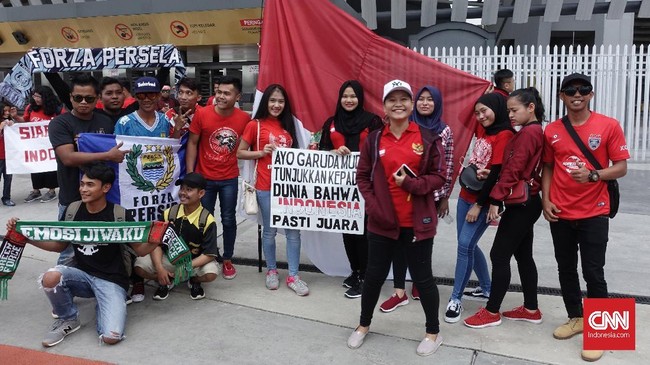 Pelatih Timnas Indonesia U-16 memuji semangat suporter yang mendukung anak asuhnya bermain pada Piala Asia U-16 2018 yang berlangsung di Malaysia.