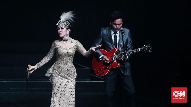 Tak lama usai menikah dengan Reino Barack, Syahrini mengisyaratkan akan merilis lagu baru berjudul 'Restu' melalui sebuah video.