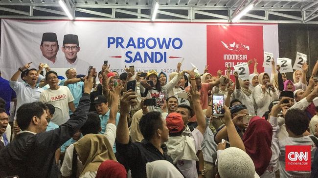 Pendukung Prabowo Bersorak Dapat Nomor 2 di Pilpres 2019 Ratusan pendukung Prabowo Subianto-Sandiaga Uno, di Menteng, Jakarta, Jumat (21/9) malam, bergembira dengan nomor urut 2 dan meneriakkan 'cukup satu periode'.